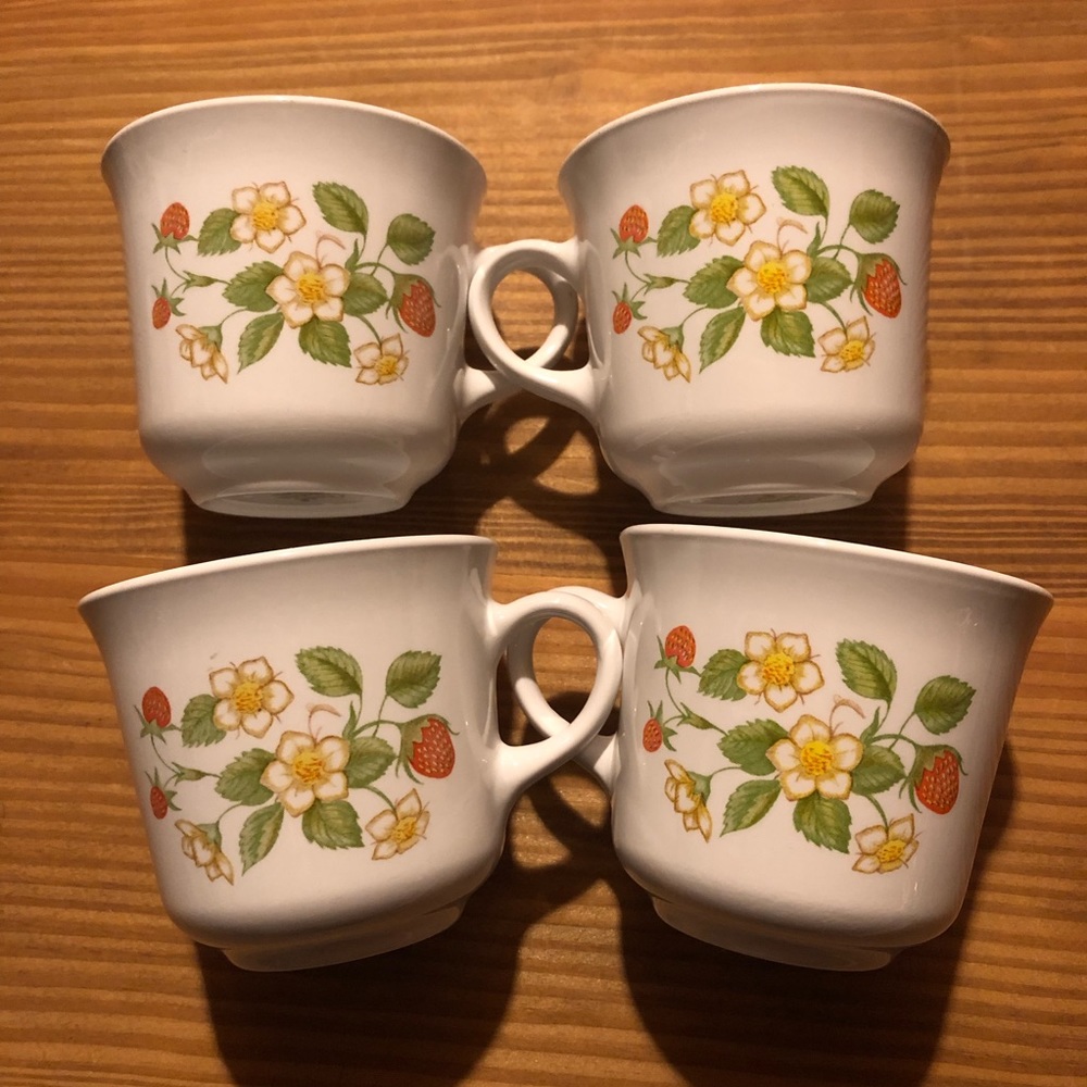 Vintage Corelle Strawberry Fields mugs 🍓🌸🍓